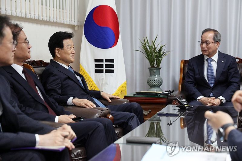 정동영 장관, 박인준 한국종교인평화회의 대표회장 예방 (출처=연합뉴스)