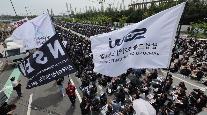 23일 경기도 평택시 삼성전자 평택캠퍼스 앞에서 삼성전자 노동조합 공동투쟁본부의 '투명하게 바꾸고, 상한폐지 실현하자-4/23 투쟁 결의대회'가 열리고 있다. 연합뉴스