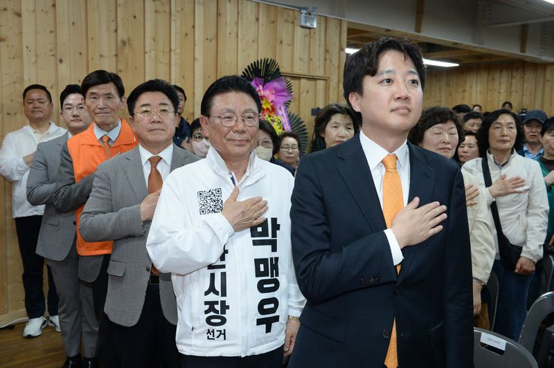이준석 개혁신당 대표가 23일 오후 울산 남구 울산시당 창당대회에서 국민의례를 하고 있는 가운데 이 대표 뒤로 국힘의힘을 탈당해 무소속으로 울산시장 선거에 출마한 박맹우 전 울산시장이 눈길을 끌고 있다. 뉴시스