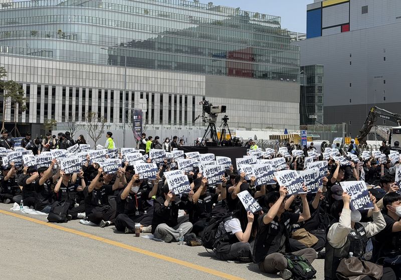 삼성전자 노동조합원들이 23일 경기도 평택시 삼성전자 평택캠퍼스 앞에서 열린 결의대회에서 구호를 외치고 있다. 사진=정원일 기자