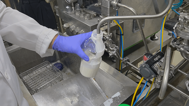 경기 용인시에 위치한 hy 중앙연구소에 파일럿 플랜트에서 배양액이 나오고 있다. 사진=박경호 기자