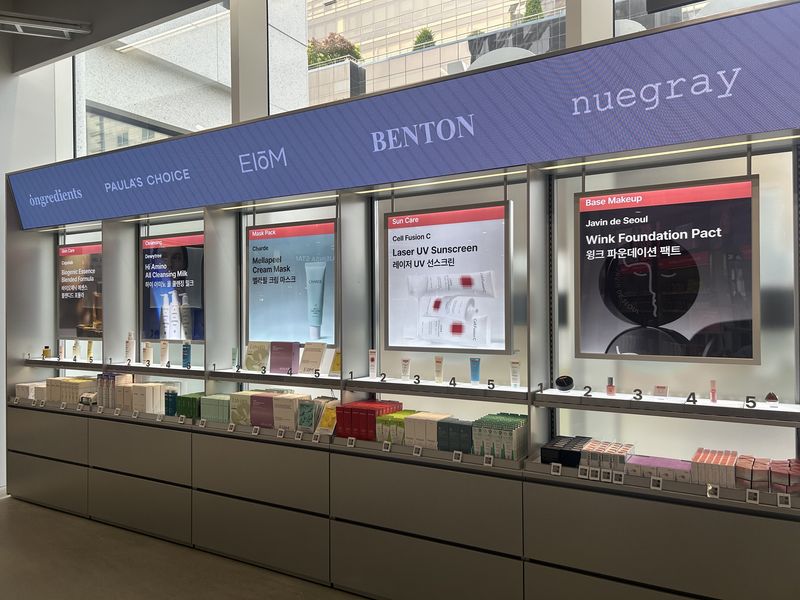 서울 성수동 '무신사 메가스토어 성수'의 뷰티 매장에 인기 상품이 전시돼 있다. 사진=강명연 기자
