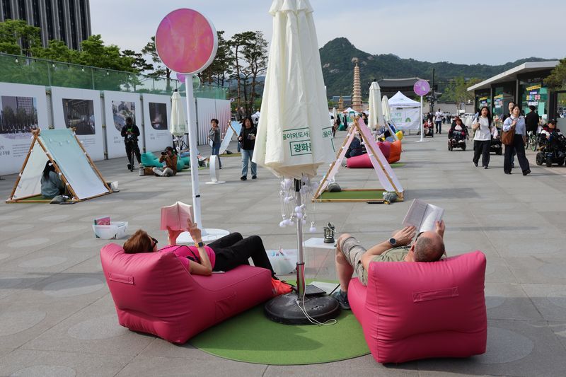 (서울=뉴스1) 안은나 기자 = 서울야외도서관 운영이 시작된 지난 4월 23일 오후 서울 종로구 광화문광장에 마련된 '광화문 책마당'에서 외국인 관광객들이 책을 읽고 있다. 2026.4.23/뉴스1 /사진=뉴스1화상