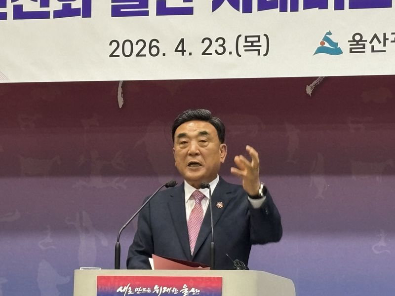 23일 울산시내버스 정책 관련 언론 브리핑 현장에서 질문에 답변 중인 김두겸 울산시장. 이 자리에서 금섬회 관련 질문이 있었지만 김 시장은 말을 아꼈다. 사진=최수상 기자