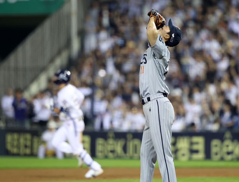 잠실야구장에서 열린 2025 KBO리그 한화 이글스와 두산 베어스의 경기, 한화 투수 엄상백이 두산 5회말 공격 1사 후 양석환에게 솔로 홈런을 허용한 뒤 아쉬워하고 있다.뉴시스