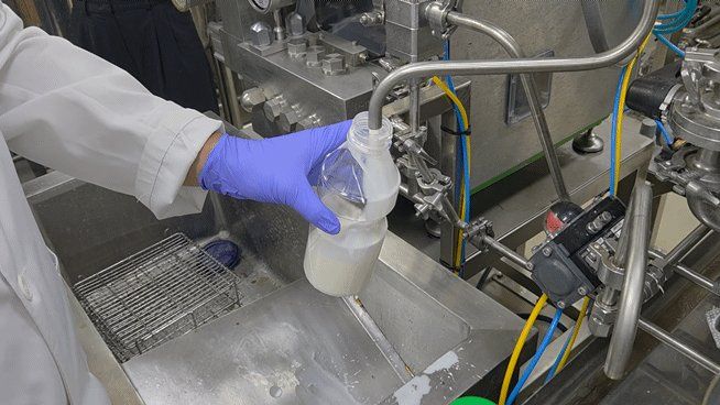 hy 중앙연구소 미니 플랜트에서 배양액이 나오고 있다. 사진=박경호 기자