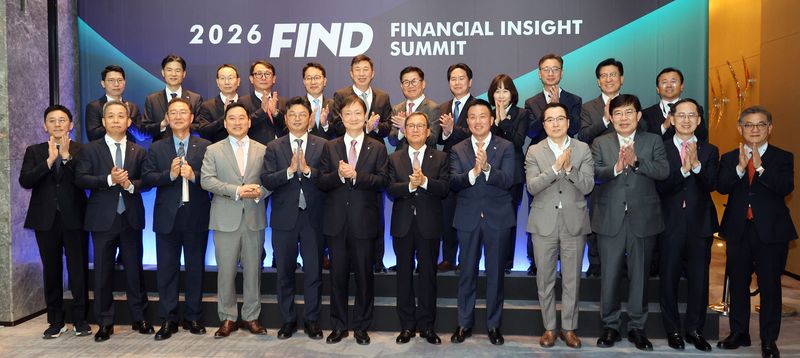 파이낸셜뉴스가 23일 서울 여의도 페어몬트 앰배서더에서 개최한 '2026 FIND·제24회 서울국제A&D컨퍼런스'에 참석한 주요 관계자들이 행사 전 기념촬영을 하고 있다. 첫째줄 왼쪽부터 전선익 파이낸셜뉴스 부회장, 윤병운 NH투자증권 대표, 서원주 국민연금 기금운용본부장, 김성환 한국투자증권 대표, 이윤수 한국예탁결제원 사장, 이찬진 금융감독원 원장, 전재호 파이낸셜뉴스 회장, 김영환 미래에셋자산운용 사장, 김신 KB증권 홀세일 부문대표, 윤창현 코스콤 사장, 송의달 파이낸셜뉴스 사장, 김용민 파이낸셜뉴스 상무. 둘째 줄 왼쪽부터