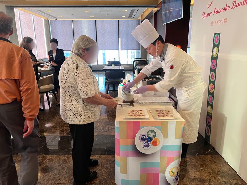 갓 만든 화전 맛보고, 꽃차 클래스 체험… "한국음식 은은한 풍미 인상적"[르포]