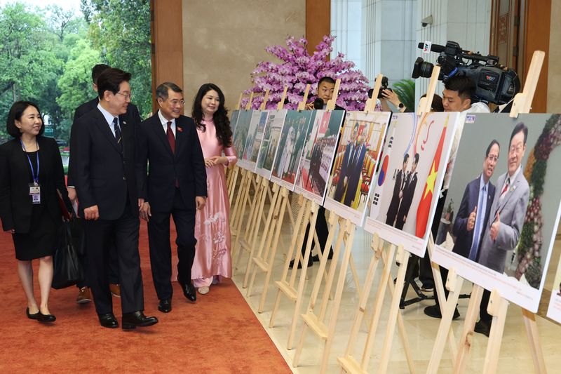 베트남을 국빈 방문 중인 이재명 대통령이 23일 하노이 총리실에서 레 민 흥 총리(오른쪽 두번째)와 한-베트남 관련 사진을 보고 있다. 이 대통령은 베트남의 경제와 행정을 총괄하는 흥 총리와 만나, 양국 협력을 위한 각별한 지원을 당부했다. 연합뉴스