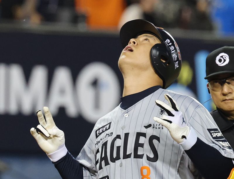 23일 서울 잠실야구장에서 열린 프로야구 한화-LG경기. 4회 초 원아웃 한화 노시환이 1점 홈런을 치고 환호하고 있다.연합뉴스