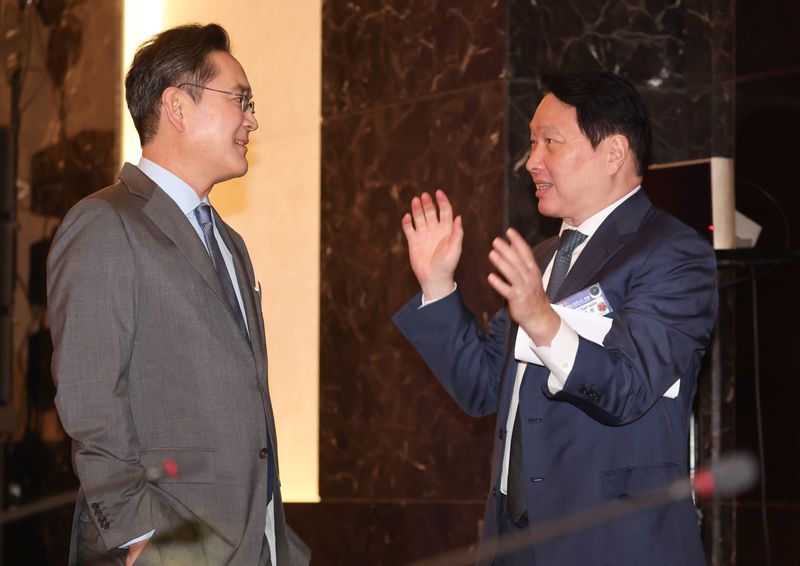 이재용 삼성전자 회장과 최태원 SK그룹(대한상공회의소) 회장이 23일(현지시간) 하노이의 한 호텔에서 열린 한-베트남 기업인 사전 간담회에서 대화하고 있다. 뉴스1