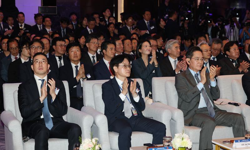 구광모 LG 회장(왼쪽부터), 김정관 산업통상부 장관, 이재용 삼성전자 회장이 23일(현지시간) 베트남 하노이 한 호텔에서 열린 한·베트남 비즈니스포럼에 참석해 있다. 연합뉴스