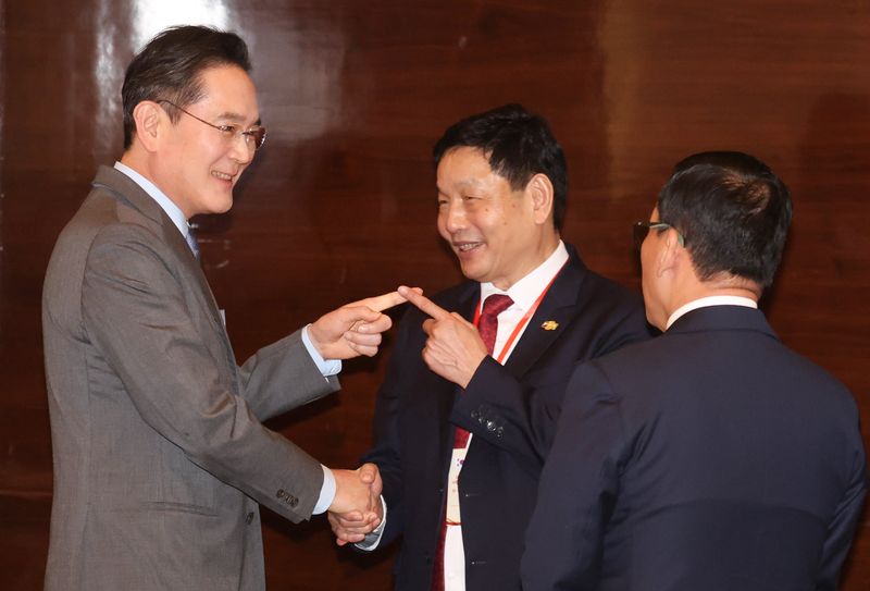 이재용 삼성전자 회장(왼쪽)이 23일(현지시간) 베트남 하노이의 한 호텔에서 열린 한-베트남 비즈니스포럼 사전 간담회에서 베트남 기업인과 대화하고 있다. 연합뉴스