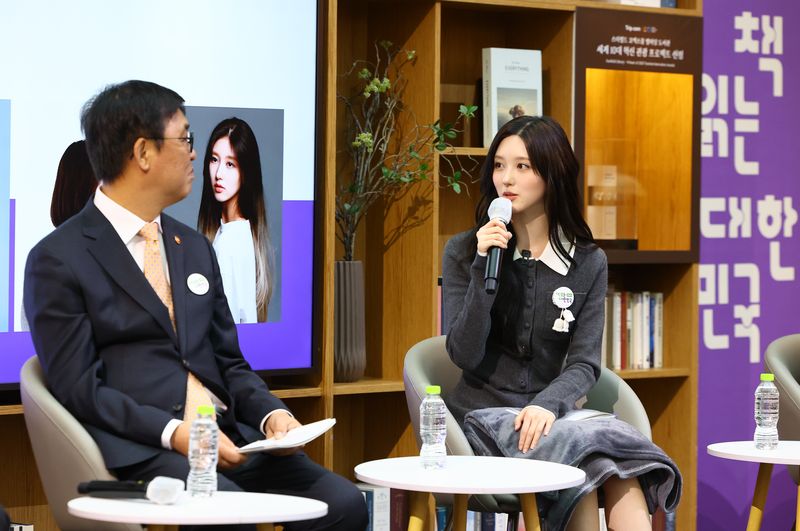 [서울=뉴시스] 황준선 기자 = 그룹 아이브의 가을이 23일 서울 강남구 코엑스 별마당 도서관에서 열린 2026 책 읽는 대한민국 캠페인 선포식 다락(多樂)방 북토크에서 발언하고 있다. 2026.04.23. hwang@newsis.com