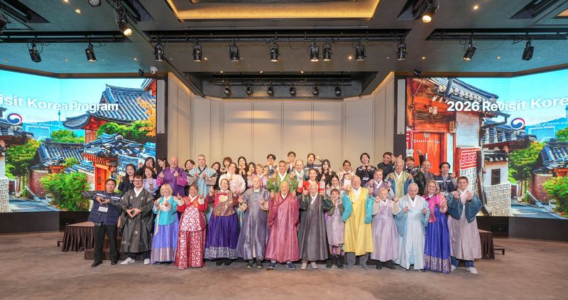 평전투 75주년을 맞아 방한한 영연방 4개국( 영국, 캐나다, 호주, 뉴질랜드) 참전용사와 유가족 26명이 23일 오후 서울 중구 풀만 앰배서더 서울 호텔에서 열린 재방한 오리엔테이션에서 한복을 입고 기념 촬영을 하며 즐거운 시간을 보내고 있다. 국가보훈부 제공