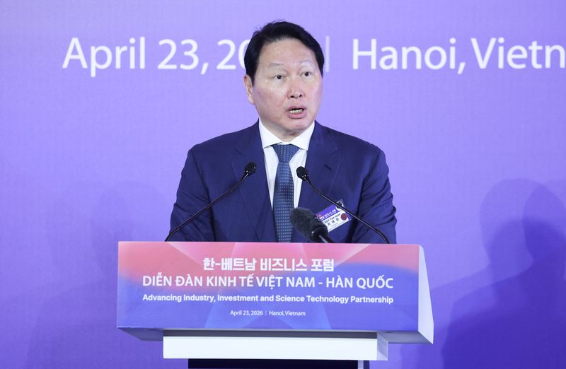 최태원 SK그룹(대한상공회의소) 회장이 23일(현지시간) 하노이의 한 호텔에서 열린 한-베트남 비즈니스 포럼에서 발언하고 있다. 뉴스1