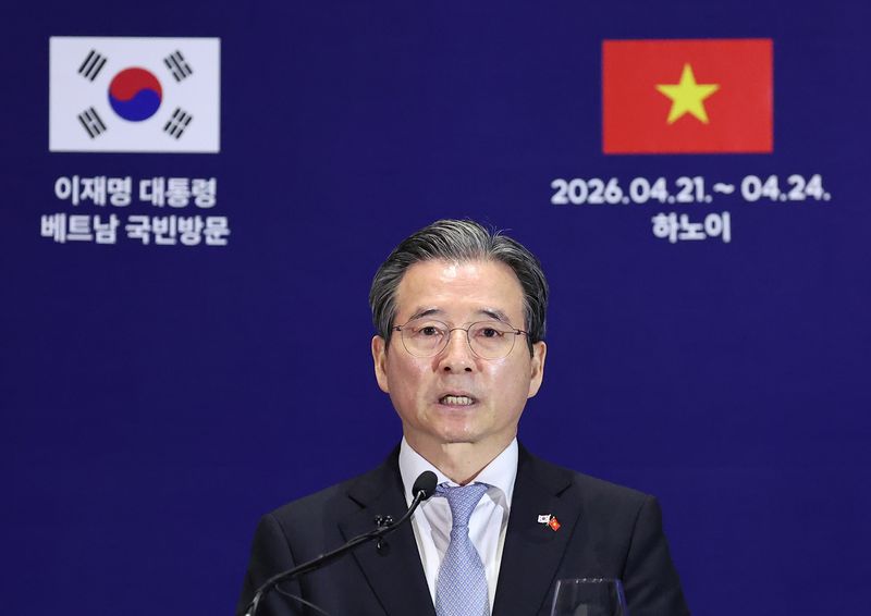 김용범 청와대 정책실장이 23일(현지시간) 베트남 하노이의 한 호텔에 마련된 한국프레스센터에서 한-베트남 비즈니스 포럼 관련 브리핑을 하고 있다. 뉴스1