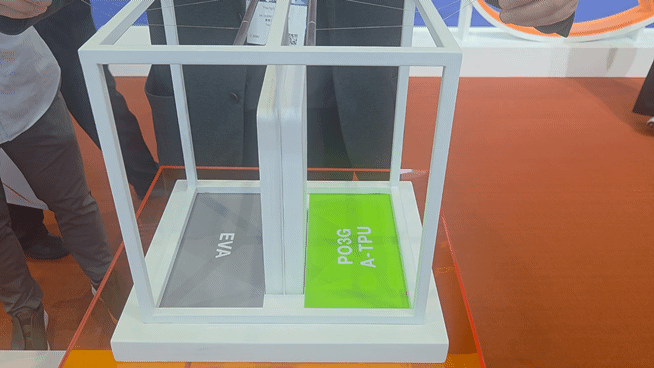 SK케미칼 직원이 탄성력 테스트를 보여주는 모습. 사진=구자윤 기자