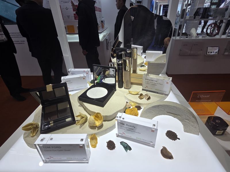 SK케미칼 소재로 생산된 화장품 용기들. 사진=구자윤 기자