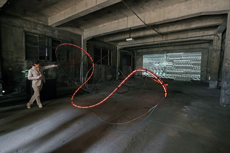 [부산=뉴시스] 박진희 기자 = 서진석 부산시립미술관 관장이 23일 부산 동래구 동일고무밸트 동래공장에서 국제 미디어아트 패스티벌 '루프 랩 부산(Loop Lab Busan)' 기관 협력 전시 참여 작가인 장혜련의 '마이그레이션' 작품을 설명하고 있다. '루프 랩 부산(Loop Lab Busan)'은 시간, 이미지를 매개하는 국제 디지털 미디어 아트 플랫폼으로, 공동체의 수평적 연대를 실험하는 아시아 최초의 대안적 행사다. 2026.04.23. pak7130@newsis.com