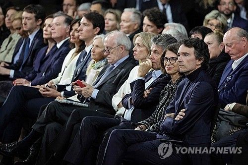 LVMH 주주총회장에 앉아있는 LVMH 관계자들. 아르노 회장들의 자녀들도 앉아 있다./사진=AFP 연합뉴스