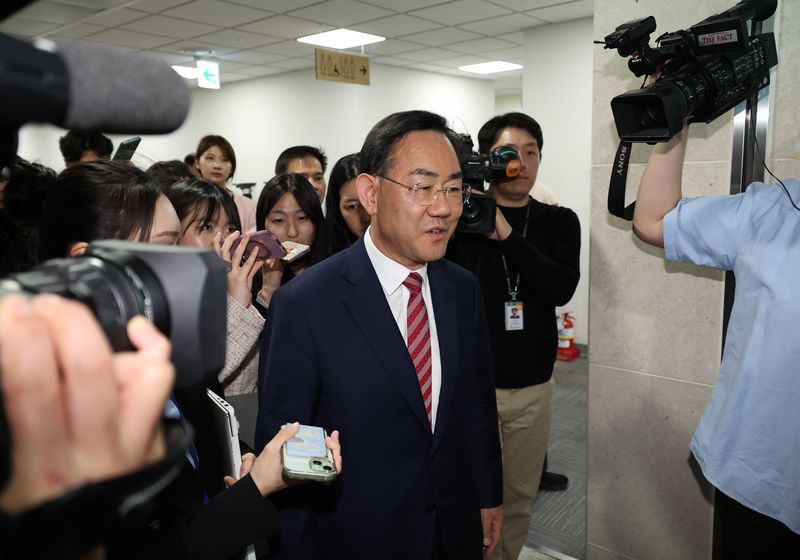 [서울=뉴시스] 김금보 기자 = 주호영 국회 부의장이 23일 오후 서울 여의도 국회 소통관에서 지방선거 대구시장 불출마 뜻을 밝힌 후 취재진 질문을 받지 않고 퇴장하고 있다. 2026.04.23. kgb@newsis.com