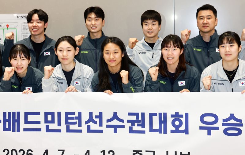 2026 아시아배드민턴선수권에서 우승하며 배드민턴 그랜드 슬램을 완성한 안세영을 비롯한 배드민턴 국가대표팀 선수단이 13일 오후 인천국제공항 제2터미널을 통해 귀국해 기념 촬영을 하고 있다.뉴스1