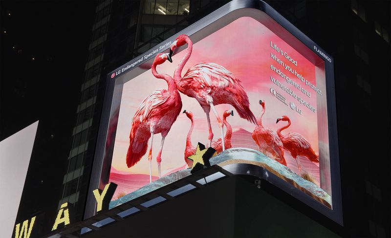 LG전자는 미국 뉴욕 타임스스퀘어 전광판에서 '플라밍고'를 주제로 공개한 9번째 'LG와 함께하는 위기 동물 보호 캠페인' 영상. LG전자 제공