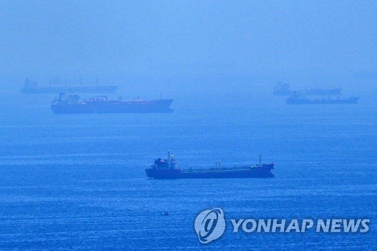 호르무즈 해협에 닻을 내리고 멈춰 있는 선박들 (출처=연합뉴스)