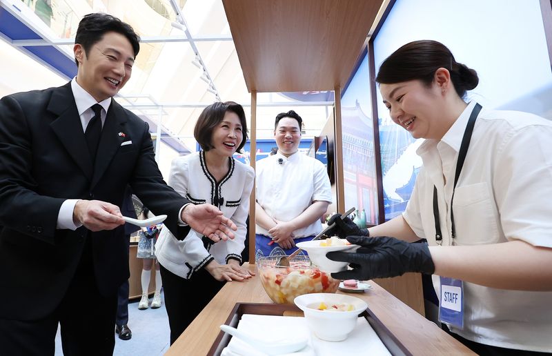 이재명 대통령과 베트남을 국빈 방문 중인 김혜경 여사가 23일(현지시간) 하노이 롯데몰에서 열린 K문화관광대전에서 배우 정일우와 베트남산 과일로 만든 화채를 받고 있다. 2026.4.23 ⓒ 뉴스1 이재명 기자