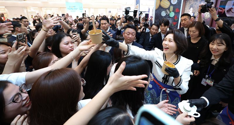 이재명 대통령과 베트남을 방문 중인 김혜경 여사가 23일(현지시간) 하노이 서호 롯데몰에서 열린 K문화관광대전에서 비빔밥을 나눠주고 있다. 2026.4.23 ⓒ 뉴스1 이재명 기자