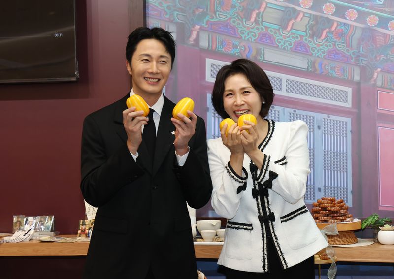 이재명 대통령과 베트남을 방문 중인 김혜경 여사가 23일(현지시간) 하노이 서호 롯데몰에서 열린 K문화관광대전에서 배우 정일우와 참외를 들어보이고 있다. 2026.4.23 ⓒ 뉴스1 이재명 기자