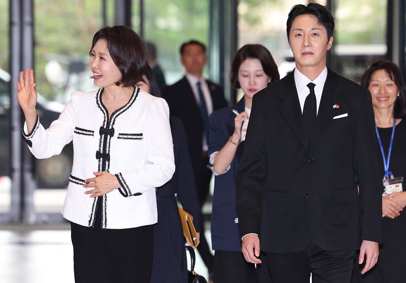 이재명 대통령과 베트남을 국빈 방문 중인 김혜경 여사가 23일(현지시간) 하노이 롯데몰에서 열린 K문화관광대전에서 배우 정일우와 입장하고 있다. 2026.4.23 ⓒ 뉴스1 이재명 기자