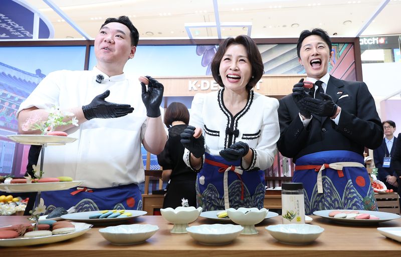 이재명 대통령과 베트남을 국빈 방문 중인 김혜경 여사가 23일(현지시간) 하노이 롯데몰에서 열린 K문화관광대전에서 배우 정일우, 지준혁 셰프와 마카롱을 만들고 있다. 2026.4.23 ⓒ 뉴스1 이재명 기자