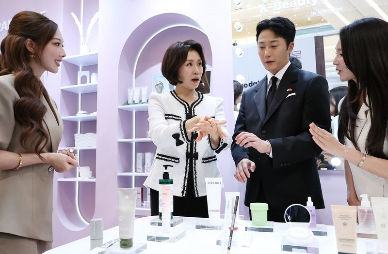 이재명 대통령과 베트남을 국빈 방문 중인 김혜경 여사가 23일(현지시간) 하노이 롯데몰에서 열린 K문화관광대전에서 배우 정일우와 화장품을 살펴보고 있다. 2026.4.23 ⓒ 뉴스1 이재명 기자