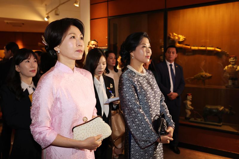 이재명 대통령과 베트남을 국빈 방문중인 김혜경 여사가 23일(현지시간) 하노이 민족학 박물관에서 열린 배우자간 친교행사에서 또 럼 베트남 공산당 서기장의 부인 응오 프엉 리 여사와 작품을 관람하고 있다. 김 여사가 입고 있는 옷은 응오 프엉 리 여사가 선물한 베트남 전통복장 아오자이다. 2026.4.23 ⓒ 뉴스1 이재명 기자