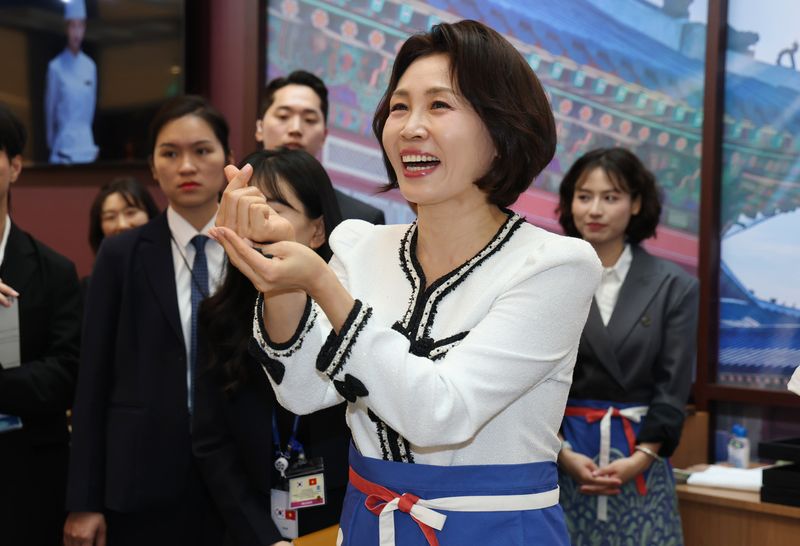 이재명 대통령과 베트남을 방문 중인 김혜경 여사가 23일(현지시간) 하노이 서호 롯데몰에서 열린 K문화관광대전에서 손가락 하트를 만들고 있다. 2026.4.23 ⓒ 뉴스1 이재명 기자