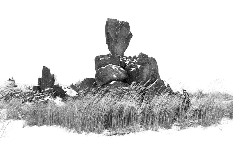 김용호 작가의 ‘유현幽玄’. 눈 덮인 제주 돌 형상을 흑백의 절제된 화면으로 담아 돌문화공원이 품은 침묵과 시간의 깊이를 드러낸다. /사진=제주 돌문화공원 제공