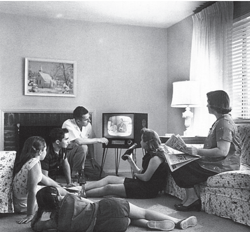 1958년, 온 가족이 거실에 모여 TV 화면에 시선을 고정하고 있다. 겉보기엔 평화로운 저녁 풍경이지만, 당시 지식인들에게 이 장면은 우려 그 자체였다. 그들은 저 작은 상자가 아이들의 상상력을 마비시키는 ‘바보상자’이자, 아무런 영양가 없이 씹기만 하는 ‘눈을 위한 껌’이라고 비난했다.