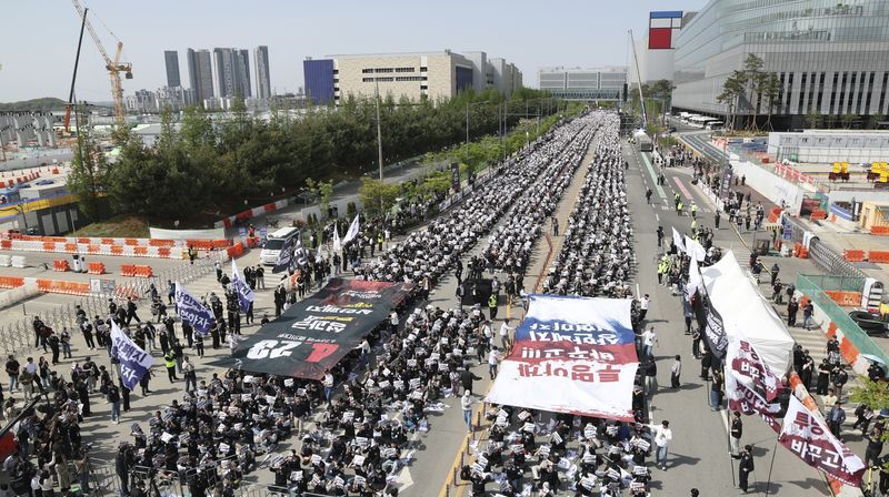 [평택=뉴시스] 김근수 기자 = 삼성전자노동조합 공동투쟁본부 조합원들이 23일 오후 경기 평택시 삼성전자 평택사업장 앞에서 열린 투쟁결의대회에서 구호를 외치고 있다. (공동취재) 2026.04.23. photo@newsis.com