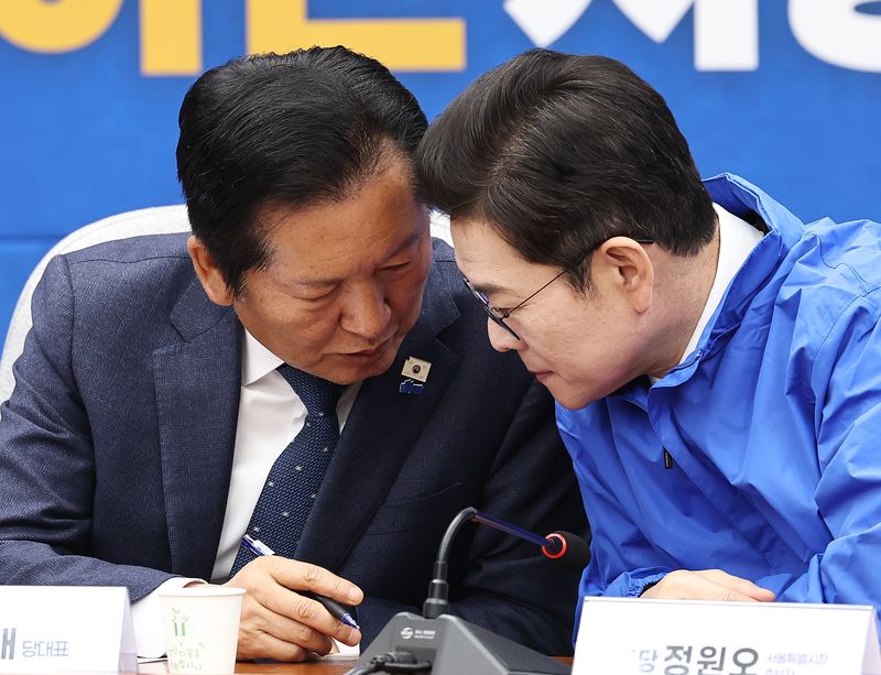 더불어민주당 정청래 대표(왼쪽)와 정원오 서울시장 후보가 23일 서울 여의도 국회에서 열린 6·3 지방선거 광역단체장 후보 연석회의에서 대화하고 있다. 2026.4.23 ⓒ 뉴스1 구윤성 기자