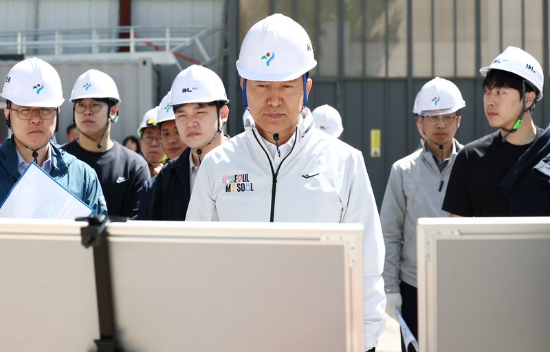 오세훈 서울시장이 24일 서울 종로구 광화문 대심도 빗물배수터널 공사현장에서 건설 공사 추진 현황을 보고 받고 있다. 2026.4.24 ⓒ 뉴스1 김민지 기자