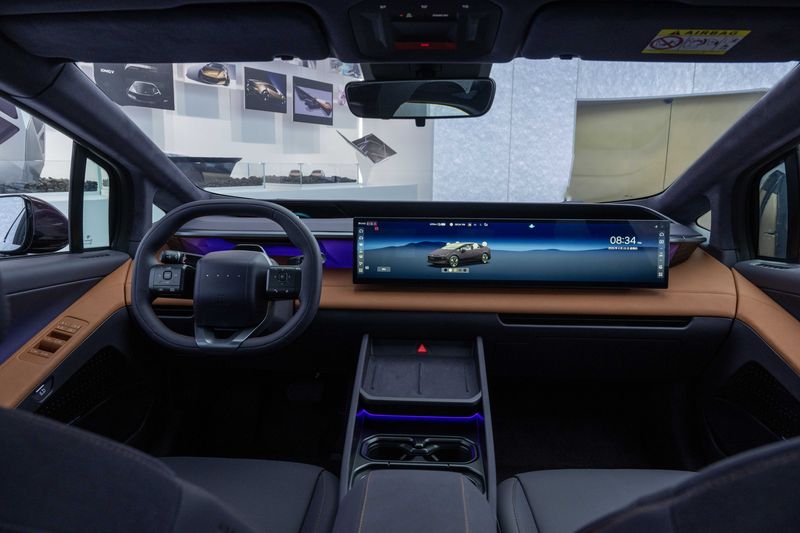 현대자동차가 중국 시장 맞춤형으로 출시하는 중형 전기 세단 '아이오닉 V(브이)'가 24일 중국 베이징 중국국제전람중심순의관에서에서 열린 '2026 베이징 국제 모터쇼'에서 세계 최초로 공개됐다. 실내에는 27인치 4K 대형 디스플레이 등 첨단 사양이 대거 탑재됐다(현대차 제공). 2026.4.24.