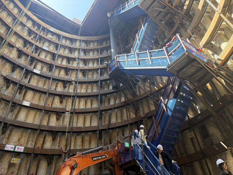 24일 서울 종로구 대심도빗물터널 공사장에서 작업자들이 계단을 오르내리고 있다. 사진=이창훈 기자