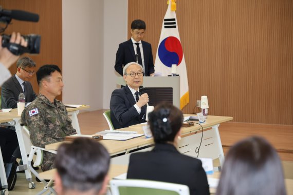 주진우 청와대 공공갈등조정 비서관이 24일 강원도 철원군 근남면사무소에 열린 조정회의에서 발언하고 있다. 청와대 제공