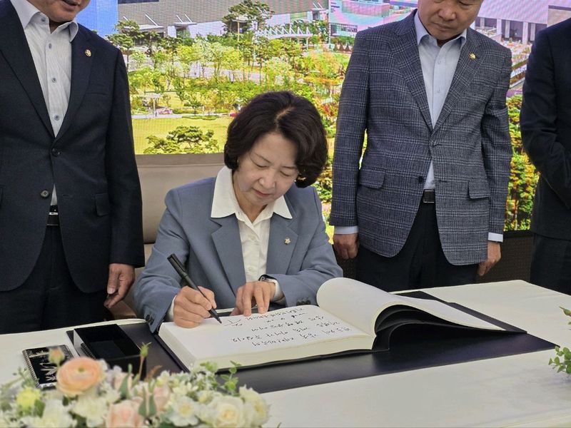 더불어민주당 추미애 의원이 24일 삼성전자 평택캠퍼스를 방문해 방명록에 사인하고 있다. 삼성전자 제공