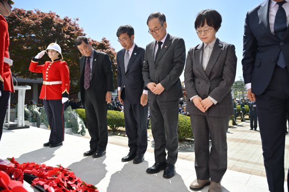 24일 가평군 영연방 참전기념비에서 개최된 제75회 가평전투 기념식에서 이용철 방위사업청장이 헌화 후 묵념하고 있다. 방위사업청 제공