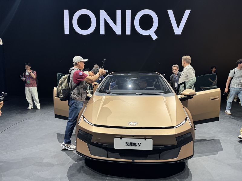 24일 중국국제전람센터 순의관에서 열린 '베이징 국제 모터쇼(오토차이나 2026)'에 전시된 현대차 아이오닉V. /사진=김동찬 기자.