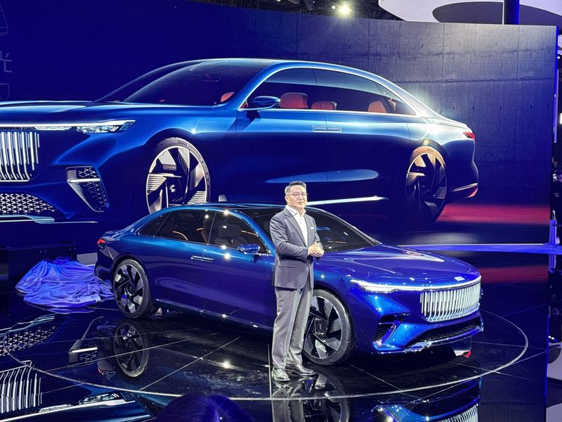 판지위 지리자동차 판매회사 총경리가 24일 열린 '베이징 국제 모터쇼(오토차이나 2026)'에 참석해 지리자동차의 '갤럭시 라이트' 2세대 콘셉트카에 대해 설명하고 있다. /사진=김동찬 기자.