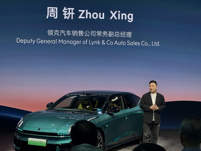 저우싱 링크앤코 부사장이 24일 열린 '베이징 국제 모터쇼(오토차이나 2026)'에 참석해 순수 전기 스포츠 세단 '링크앤코 10+'에 대해 설명하고 있다. /사진=김동찬 기자.